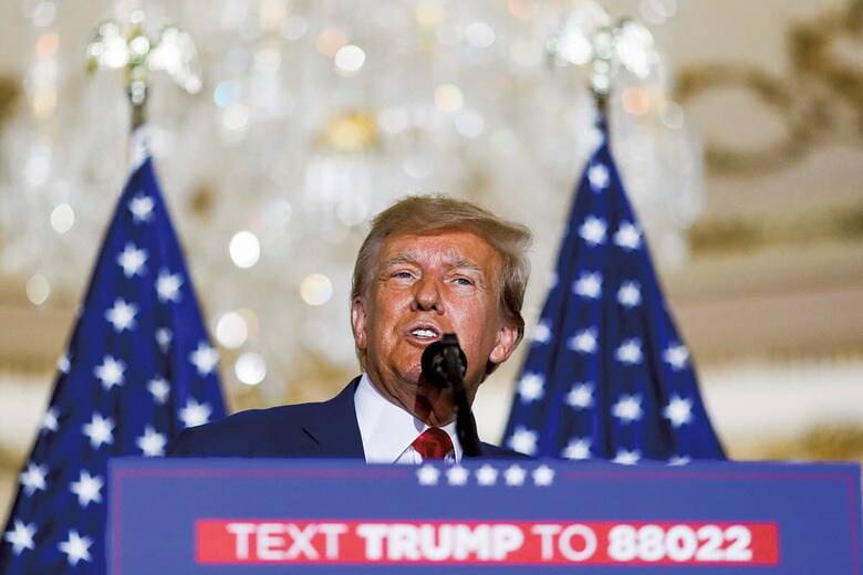 トランプは出廷後にフロリダ州の私邸に戻って演説し、無罪を主張。民主党や検察を激しく非難した（4月4日）　MARCO BELLOｰREUTERS