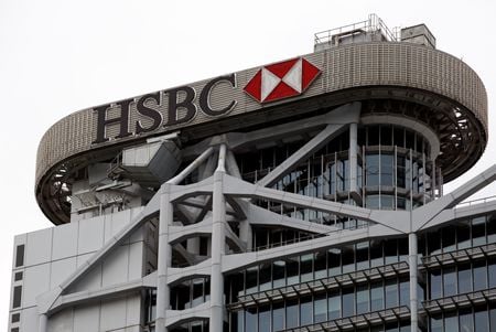 　１０月２７日、英金融大手ＨＳＢＣホールディングスは、金融詐欺事件で服役中に死去したバーナード・マドフ元受刑者のねずみ講に関連した訴訟で一部敗訴したことを受け、第３・四半期決算で１１億ドルの引当金を計上すると発表した。写真はＨＳＢＣのロゴ。２０２０年８月、香港で撮影（２０２５年　ロイター／Tyrone Siu）