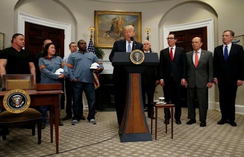 ３月９日、米国による鉄鋼・アルミニウム製品への輸入関税の実施は、各国が対抗措置を幅広く打ち出せば、貿易戦争の激化を招き、世界経済の成長にとって足かせとなるリスクが専門家から指摘されている。写真は輸入関税について発表するトランプ米大統領。ホワイトハウスで８日撮影（２０１８年　ロイター/Leah Millis）