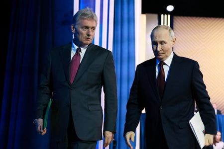 ペスコフ報道官（左）、2025年12月の代表撮影　Sputnik/Mikhail Metzel/Pool via REUTERS