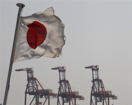 　６月１８日、財務省が公表した５月の貿易統計速報によると、貿易収支は５７８３億円の赤字だった。自動車や液晶製造装置などの輸出が伸びた一方、原油・航空機など輸入も大きく伸び、輸出から輸入を差し引いた貿易収支は３カ月ぶりの赤字となった。写真は日本の国旗。都内で２０１０年８月撮影（２０１８年　ロイター/Kim Kyung-Hoon）