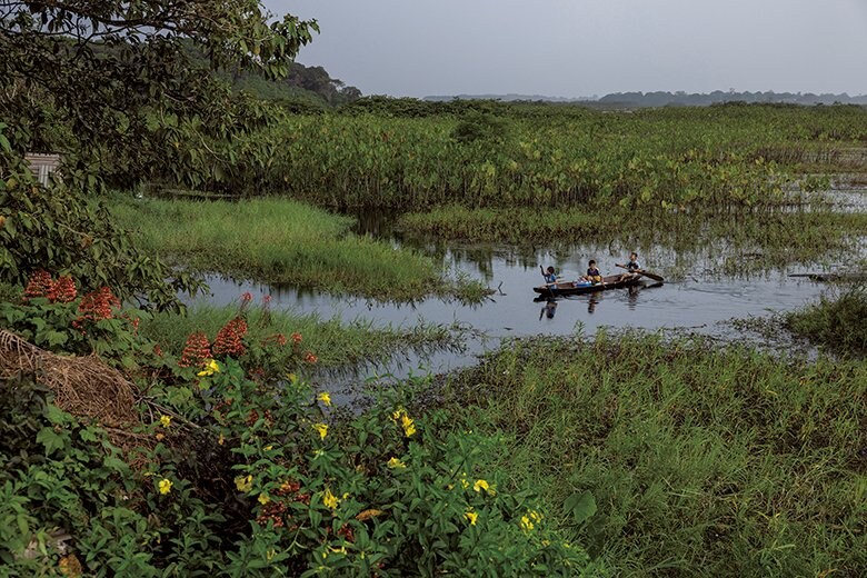 先住民保護区のサンタ・イザベル村近くでカヌーに乗って遊ぶ子供たち。石油開発計画によって同地域の先住民の伝統的なコミュニティーと環境が危険にさらされている