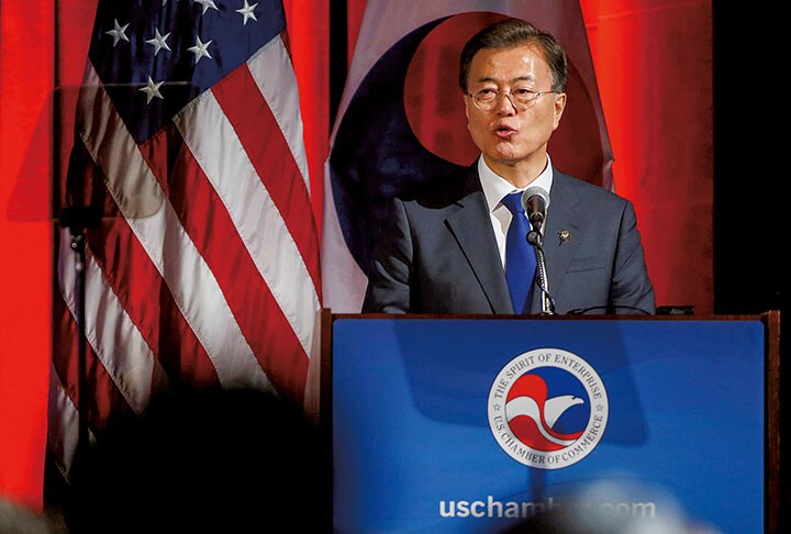 「市民団体感覚」の閣僚人事だと批判された文　Joshua Roberts-REUTERS