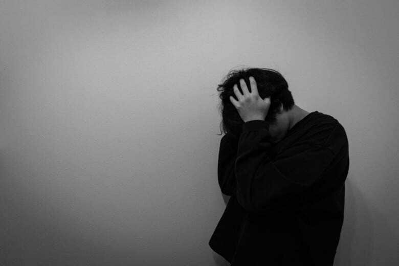 子供の自殺の増加も問題だが、20代前半の自殺率もこの30年で倍になっている　photoAC