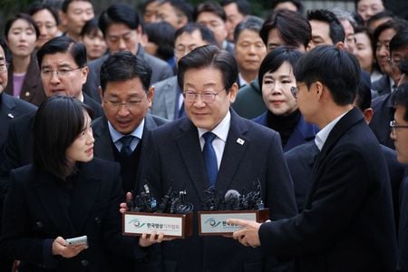 　１１月２５日、韓国のソウル中央地裁は、偽証教唆の罪に問われた最大野党、「共に民主党」の李在明（イ・ジェミョン）代表（写真中央）に無罪判決を言い渡した。写真は同日、ソウルで代表撮影（２０２４年　ロイター/Kim Hong-Ji）