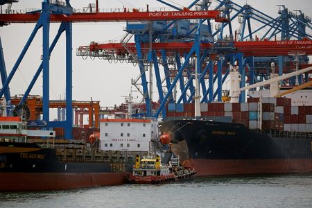 　８月３０日、インドネシア議会は、東アジア地域包括的経済連携（ＲＣＥＰ）協定を批准した。韓国との二国間貿易協定も批准した。写真はジャカルタで２０２１年１月撮影（２０２２年　ロイター/Willy Kurniawan）