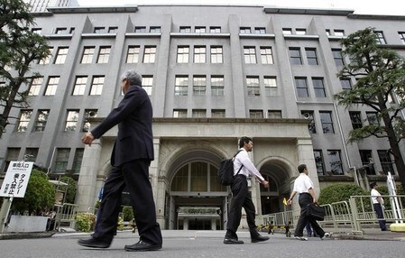 　１２月１６日、政府は２０１７年度の国債発行計画で、市中向けの発行額（カレンダーベース）を１４１兆円台とする見通しだ。写真は財務省。２０１０年９月撮影（２０１６年　ロイター/Yuriko Nakao）