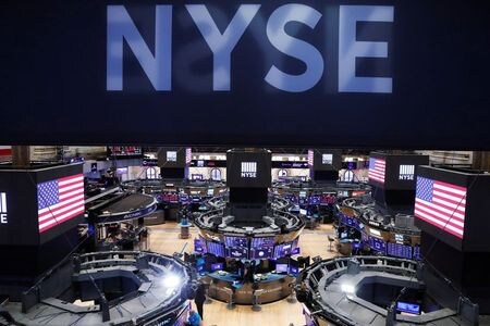 米国株式市場は小幅高となり、ダウ工業株３０種は７３ドル高で取引を終えた。新型コロナウイルスワクチンの展開や追加財政刺激策への期待が広がる中、来年の景気回復を先取りする動きとなった。ニューヨーク証券取引所で３月撮影（２０２０年　ロイター/LUCAS JACKSON）