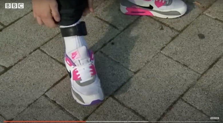 GPS足輪で監視されるストレスに耐えきれず自殺を試みる者も……　BBC News / YouTube