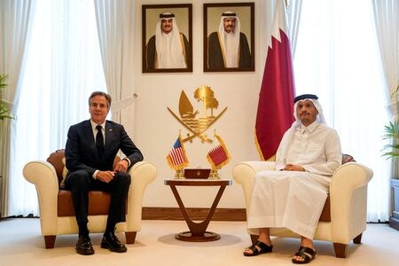 ブリンケン米国務長官（左）は２４日、米国とイスラエルの交渉団が近日中にカタールの首都ドーハで会合を開き、パレスチナ自治区ガザでの停戦と人質解放に向けた交渉の再開を試みると明らかにした。同日撮影（２０２４年　ロイター/Nathan Howard）