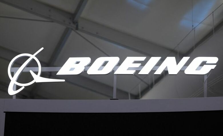 写真は米航空機大手ボーイングのロゴ。2025年3月、オーストラリアのアバロンで撮影。REUTERS/Hollie Adams
