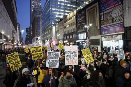 1月20日、米ニューヨークのマンハッタンで、トランプ大統領の移民政策に対する抗議デモに参加する人々。REUTERS/Jeenah Moon