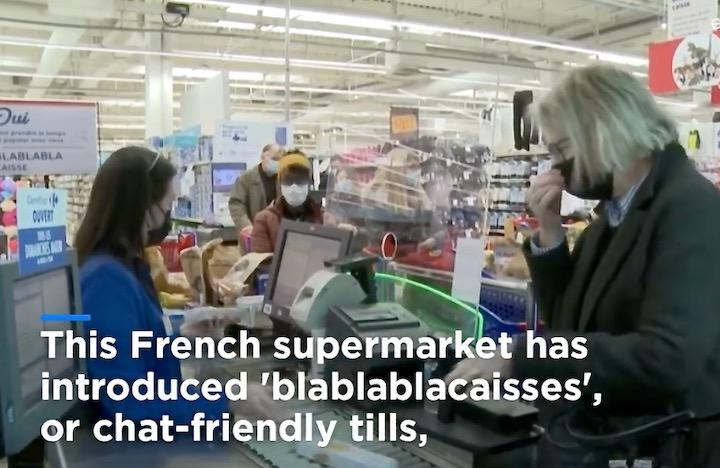 このレジで会計を済ませる人たちは、列の後ろに並ぶ人の目を気にせずに、レジ係としばらく世間話をしてもいい...... euronews-YouTube