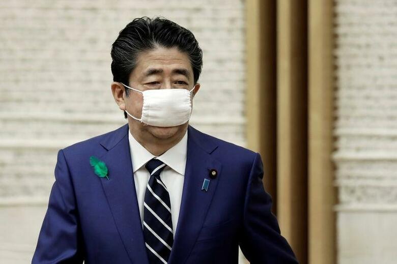 安倍晋三首相（写真）は4月27日の新型コロナウイルス感染症対策本部会合で、「拡大傾向に歯止めがかかっていないため水際対策のさらなる見直しを行う」と述べ、ロシアやサウジアラビアなど14カ国を入管法による入国拒否対象地域に追加し、29日午前0時から発効すると述べた。17日代表撮影（2020年　ロイターKiyoshi Ota/Pool via REUTERS）