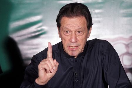 ８月２９日、パキスタンのイスラマバード高等裁判所は、汚職を巡るカーン前首相（写真）に対する有罪判決の効力を停止した。ラホールで５月撮影（２０２３年　ロイター/Mohsin Raza）