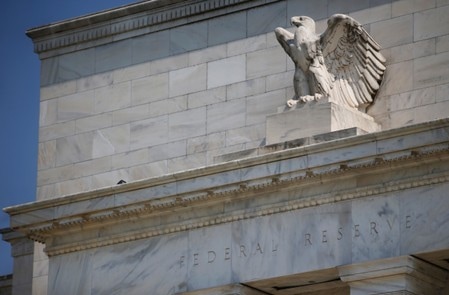 米クリーブランド地区連銀のメスター総裁は１８日、現在の金融政策スタンスは適切とした上で、連邦準備理事会（ＦＲＢ）は利下げを一旦停止し、今後の米経済動向を見極める必要があるという認識を示した。ワシントンのＦＲＢで昨年７月撮影（２０１９年　ロイター/Leah Millis）