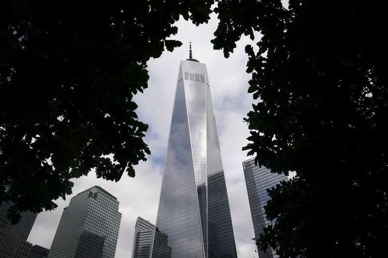 9月11日、約3000人が犠牲になった2001年9月の米同時多発攻撃から19年を迎え、各地で追悼式典が開かれた。ニューヨークの式典にはペンス副大統領のほか、大統領選の民主党候補、バイデン前副大統領らが参列。トランプ大統領はペンシルベニア州シャンクスビルで開かれた式典に参列した。写真は同日、ニューヨークのワンワールドトレードセンター(2020年　ロイター/ Carlo Allegri)