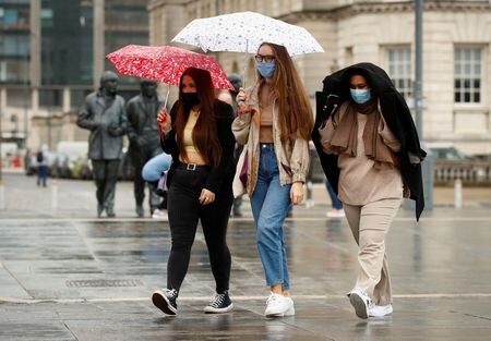 英インペリアル・カレッジ・ロンドンが中心に行った調査で、新型コロナウイルスに感染した人の３分の１以上が何らかの症状が少なくとも１２週間続いたほか、１０人に１人は重篤な症状が少なくとも１２週間続いたことが分かった。写真は、英国・リバプール市内のワクチン接種センターに向かう学生。２０２１年６月２３日に撮影。（２０２１年　ロイター／Jason Cairnduff）