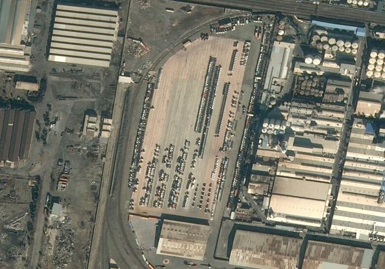2025年2月8日に撮影された、テヘランにある税関保管場の衛星画像。イラン軍が輸入したイベコ社のトラックが置かれている。Pleiades ? CNES 2026, Distribution Airbus DS/Handout via REUTERS