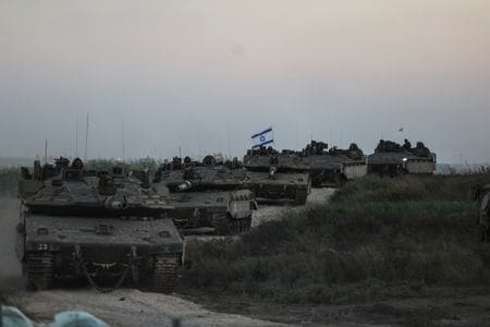 　イスラエル軍は１２日、国連に対し、イスラム組織ハマスが実効支配するパレスチナ自治区ガザの住民約１１０万人が２４時間以内に地区南部に避難するよう通告した。写真はイスラエル軍の砲兵部隊の戦車。ガザ地区との境界に近いイスラエル南部で撮影（２０２３年　ロイター/Ronen Zvulun）