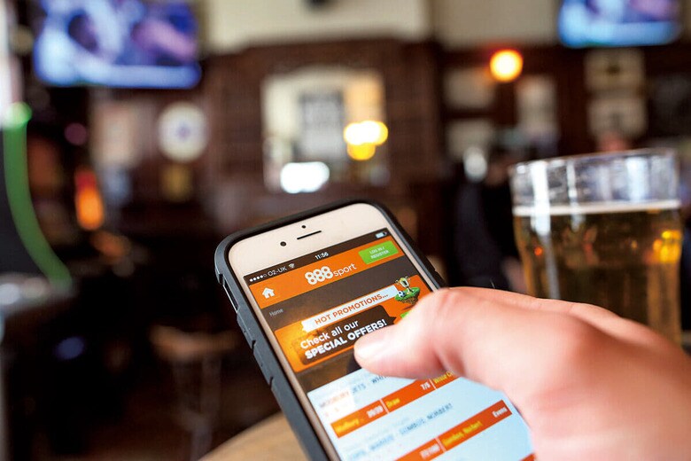 イギリスではスマホ片手にいつでも誰でも気楽に賭けられる　CHRIS RATCLIFFEｰBLOOMBERG/GETTY IMAGES