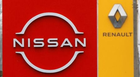 　１月３１日、西村康稔経産相は閣議後会見で、日産自動車と仏自動車大手ルノーが相互出資比率を同等とする交渉で合意すると発表したことについて、あらためて歓迎の意を示した。写真は両社のロゴ。フランスのエタンプで２６日撮影（２０２３年　ロイター／Sarah Meyssonnier）