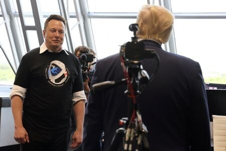 　米共和党のトランプ前大統領が７月に暗殺未遂事件が起きたペンシルベニア州バトラーで今月５日に開く選挙集会に米実業家イーロン・マスク氏が出席する。フロリダ州ケープカナベラルで２０２０年５月撮影（２０２４年　ロイター／Jonathan Ernst）