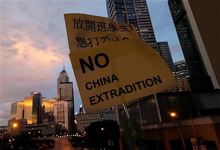 銀行家や法律専門家によると、香港の富裕な実業家が中国本土への容疑者引き渡しを可能にする「逃亡犯条例」改正案への懸念を強め、個人資産を海外に移す動きが始まっている。写真は香港で13日撮影（2019年　ロイター/Jorge Silva）