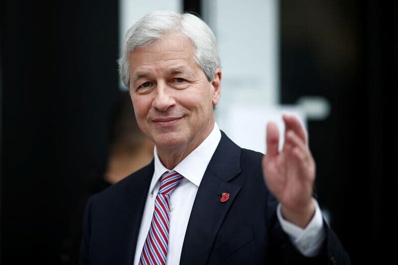 米銀最大手JPモルガン・チェースのジェイミー・ダイモン最高経営責任者（CEO）が、経営破綻した銀行の救済を巡る波乱の舞台の主役として戻ってきた。2018年11月、パリで撮影（2023年　ロイター/Benoit Tessier）