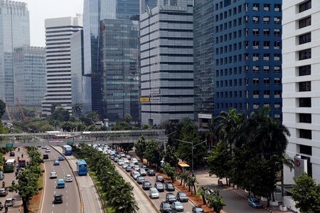 　２月６日、国際通貨基金（ＩＭＦ）は、インドネシア経済の年次審査報告書を発表し、旺盛な内需をけん引役に、中期的な成長率が５．６％前後へ緩やかに上昇していくとの見通しを示した。写真はジャカルタのビジネス街で昨年１０月撮影（２０１８年　ロイター／Beawiharta）