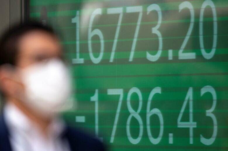 3月16日、東京株式市場で、日経平均株価は4日続落した。写真は都内で13日撮影（2020年　ロイター／ATHIT PERAWONGMETHA）　