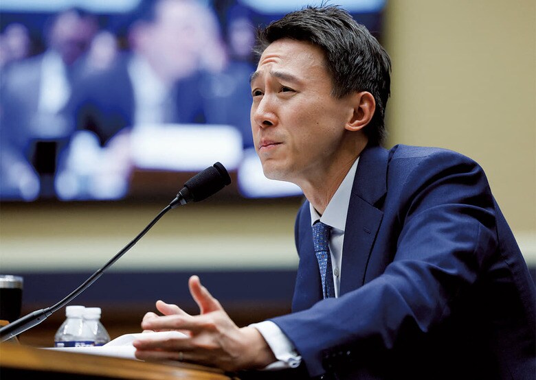 米下院エネルギー・商業委員会の公聴会で証言するTikTokのチョウCEO　EVELYN HOCKSTEINｰREUTERS