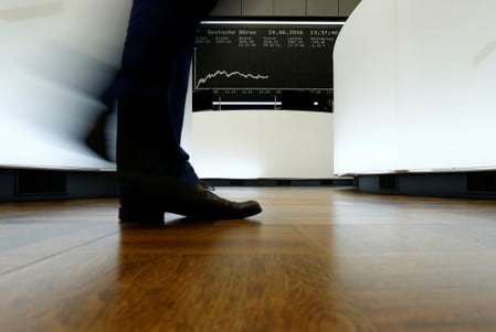 　１０月２５日、バンク・オブ・アメリカ・メリルリンチ（ＢＡＭＬ）が発表した週間調査によると、２３日までの週は、世界経済に対する弱気な見方が後退し、欧州株ファンドに２０１８年２月以来、最大規模の資金が流入した。写真はＤＡＸ指数のボード前を歩くトレーダー。２０１６年６月２４日、ドイツのフランクフルトで撮影。（２０１９年　ロイター/Ralph Orlowski）