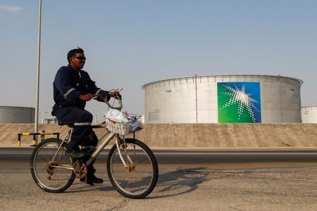 サウジアラビア国有石油会社サウジアラムコによる１１２億ドル規模の株式追加売り出しは、全体の半分強が外国人投資家に購入された。事情に詳しい２人の関係者が８日、ロイターに明かした。写真はサウジアラビアのアブカイクにある同社の石油関連施設前で２０１９年１０月撮影（２０２４年　ロイター／Maxim Shemetov）