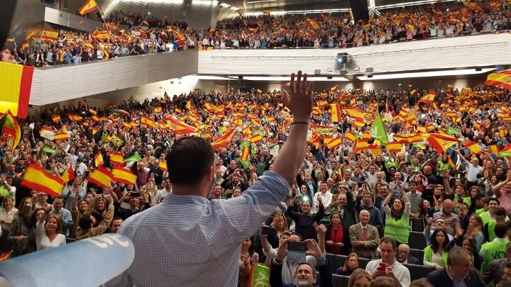 定員4000人の会場を埋め尽くした極右政党VOXの支持者（筆者撮影）