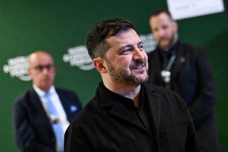 スイス東部ダボスで開かれている世界経済フォーラム（ＷＥＦ）で報道陣の取材に応じるウクライナのゼレンスキー大統領。２２日撮影。REUTERS/Romina Amato
