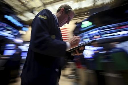 　３月２日、米国株式市場は続伸した。エネルギー株と銀行株が買われて相場をけん引した。市場予想より強い内容だったＡＤＰの全米雇用報告を受けて米経済の健全性をめぐる懸念が和らぎ、株価を下支えした。写真はニューヨーク証券取引所、２月撮影（２０１６年　ロイター／Carlo Allegri）