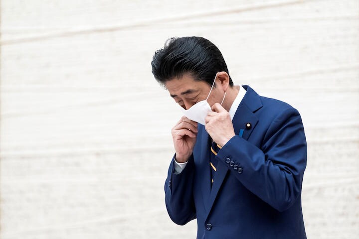 新型コロナウイルスについての記者会見の後、マスクを着け直す安倍晋三首相（4月7日、首相官邸）　Tomohiro Ohsumi/REUTERS