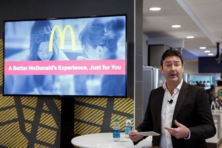 米マクドナルドは１０日、昨年解任したスティーブ・イースターブルック前最高経営責任者（写真）を提訴したと明らかにした。ニューヨークで２０１６年１１月撮影（２０２０年　ロイター/Shannon Stapleton）