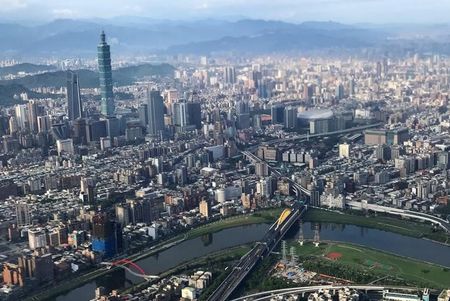 　９月２８日、台湾の蘇建栄財政部長（財政相）は、資本流出は「一時的な現象」だと指摘、台湾には潤沢な外貨準備があり、金融市場の安定を維持できると述べた。写真は台北で２０１８年８月撮影（２０２２年　ロイター／Tyrone Siu）