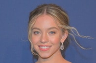 【写真】【動画】大事な部分を泡で隠しただけ...「残り湯石鹸」発売のシドニー・スウィーニー、入浴ショットで自ら宣伝