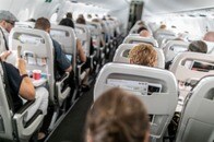 飛行機の両隣に肥満の2人！ 「悪夢の状況」をツイートしたら大炎上...これって差別なの？