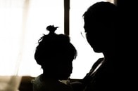 生活に困窮する母子世帯でも、生活保護を受けられるのは3割以下