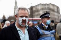 陰謀論信じる反マスク派がソーシャル・ディスタンス主張、別の陰謀論が流された？