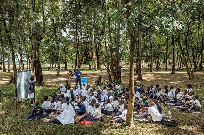 地元の環境保護NGOマジンギラが屋外で小学生に環境教育の授業を行っている。家族が過去に国立公園内の木を伐採していた姿を見ているだけに、子供たちへの教育は重要だ