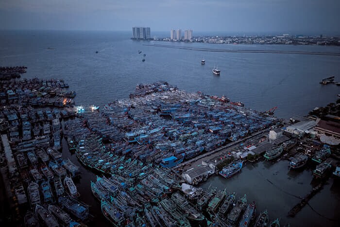 インドネシアの首都ジャカルタ北部にある国内最大の漁港ムアラアンケをドローンで撮影。数百隻もの漁船が停泊している(6月15日)