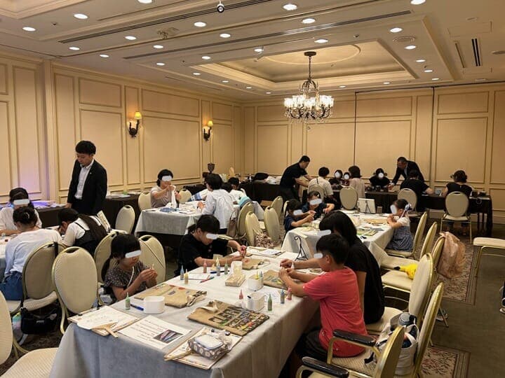 三本珈琲の麻袋バッグペイント体験の様子