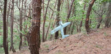 　６月９日、韓国軍は、北朝鮮との南北軍事境界線に近い山間部で同日発見した小型の飛行体について、北朝鮮のドローンとみられると発表した。写真はNews1の提供写真（２０１７年　ロイター）
