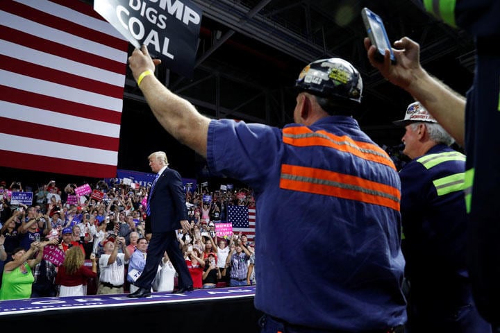 トランプ登場に歓声を上げる炭鉱労働者（2018年8月、ウエストバージニア州チャールストン）　Leah Millis-REUTERS