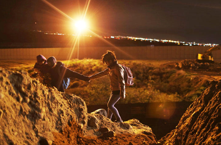 ホンジュラスからメキシコとアメリカの国境近くまでやってきた移民。数千人のキャラバンに属している（2019年1月15日）　Mohammed Salem-REUTERS